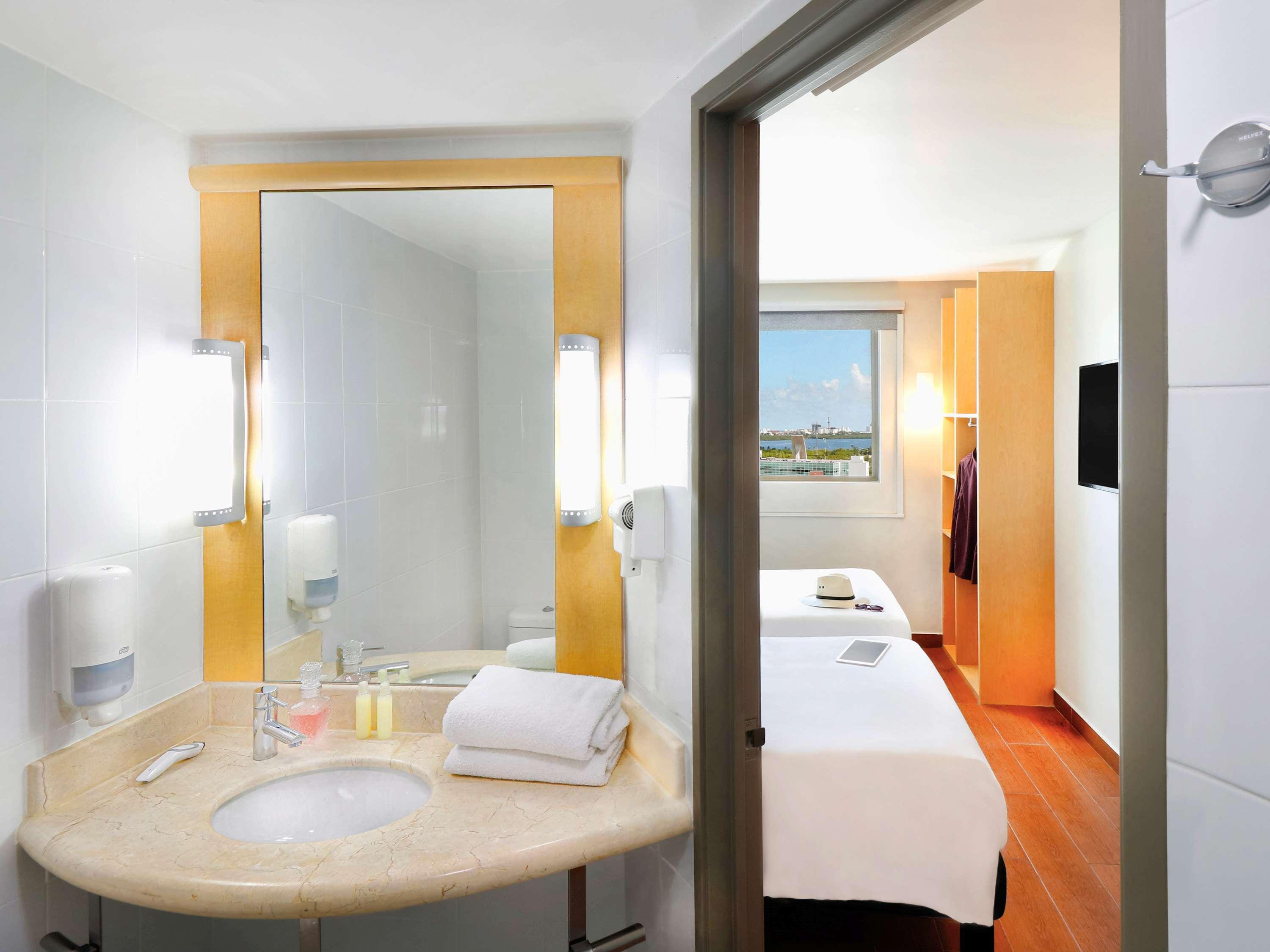 Ibis Cancun Centro Екстериор снимка