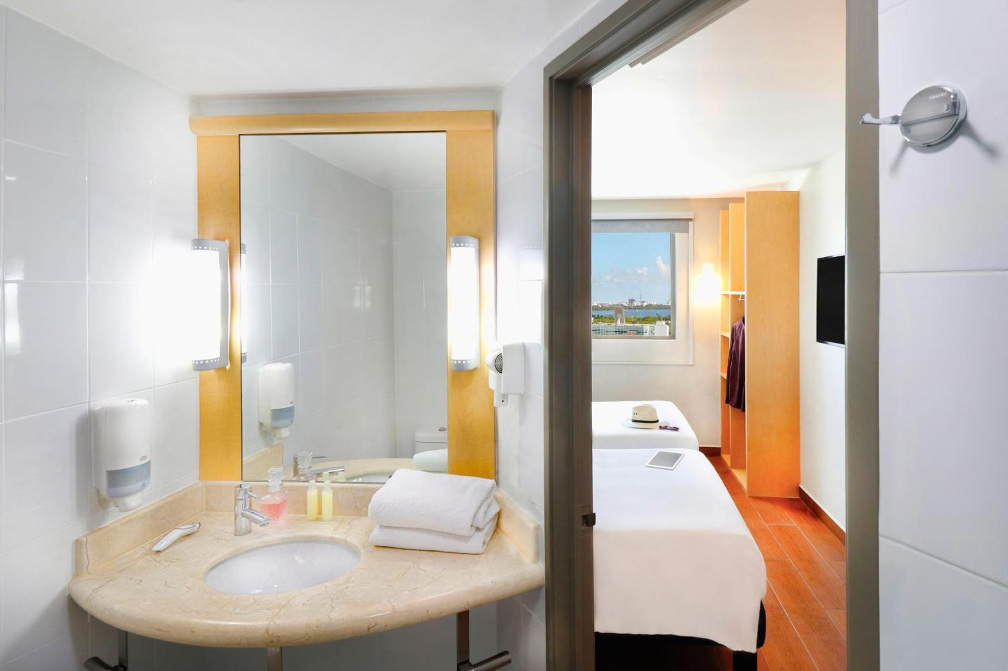 Ibis Cancun Centro Екстериор снимка